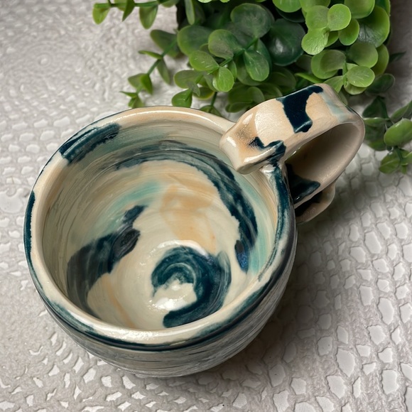 Handcrafted pottery mug - Picture 3 of 6